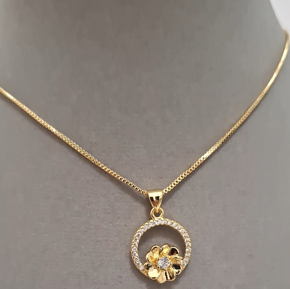 Single diamond flower pendant Necklace